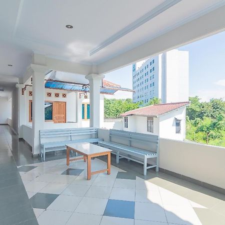 Hotel RedDoorz @ Pemuda Street Cirebon Exterior foto