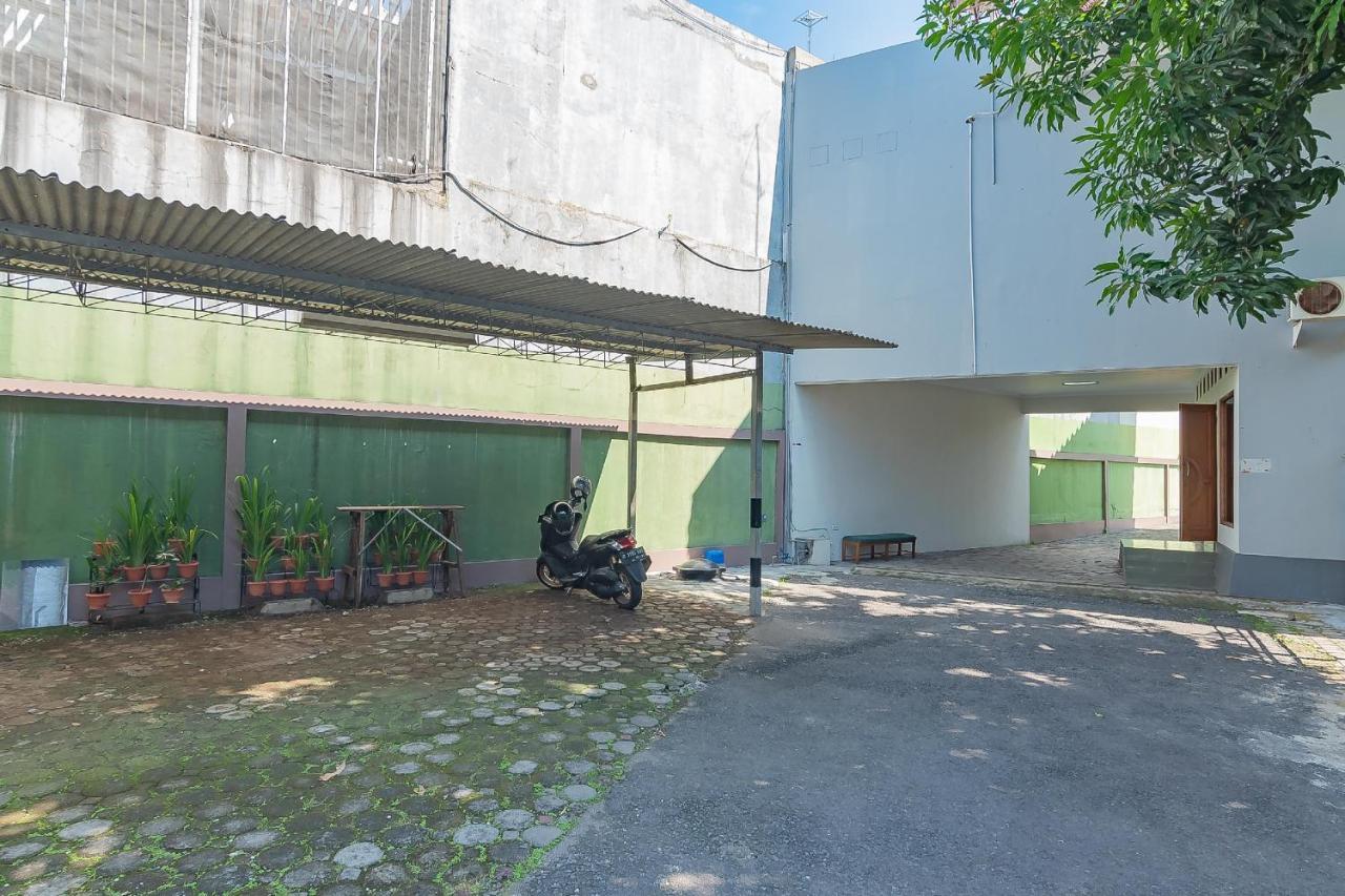 Hotel RedDoorz @ Pemuda Street Cirebon Exterior foto