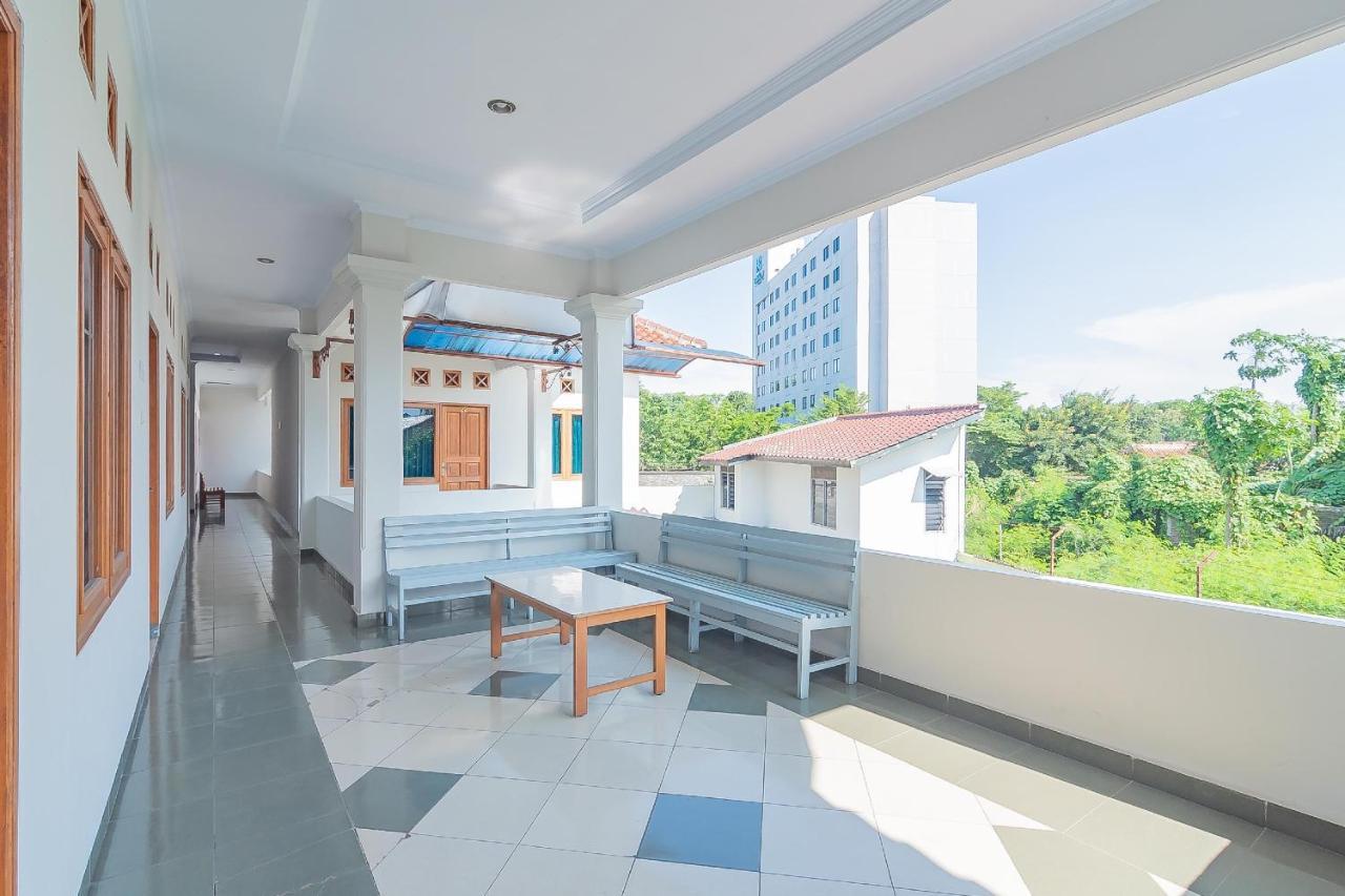 Hotel RedDoorz @ Pemuda Street Cirebon Exterior foto