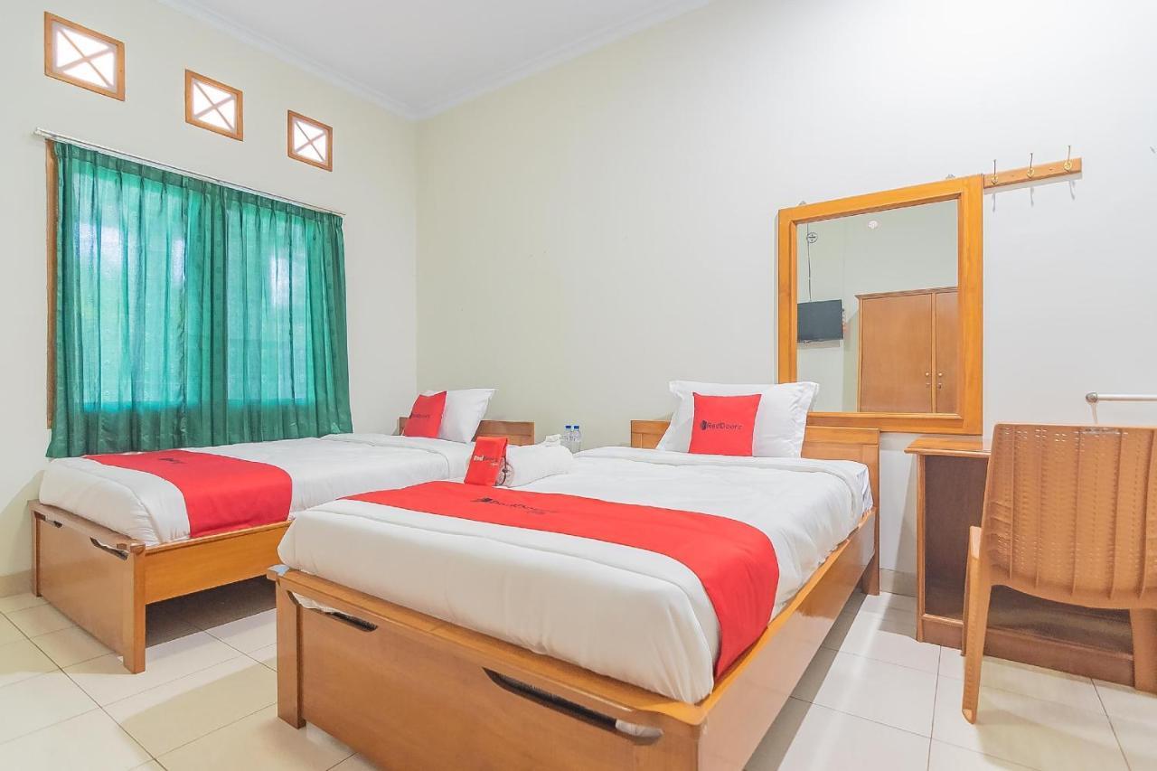 Hotel RedDoorz @ Pemuda Street Cirebon Exterior foto